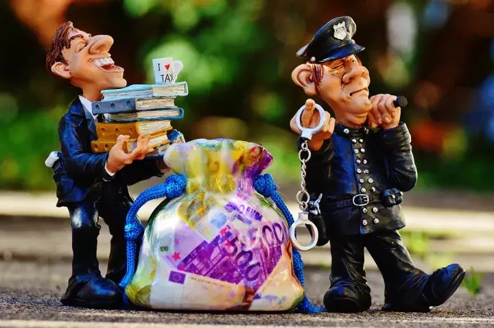 ‘Manhunt’ for fugitive bankers in Russia